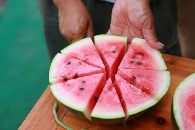 一块西瓜冰箱里放了2天 8岁男孩吃后险丧命