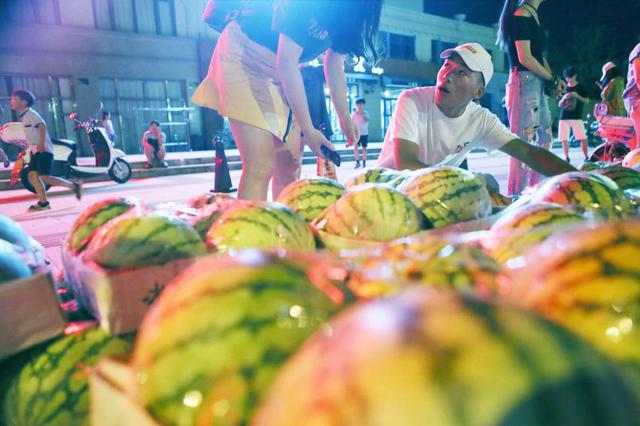 西瓜在冰箱里放两天 8岁男孩吃后险丧命