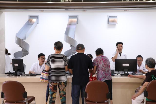 人民日报：能否把医保卡公积金卡等整合？多一些“证件便利”