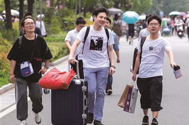 “00后”大学新生开学 南大学霸背着小说和二胡报到