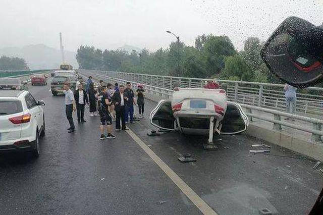 男子深夜酒驾翻车抛下同伴逃逸 同伴抢救无效身亡