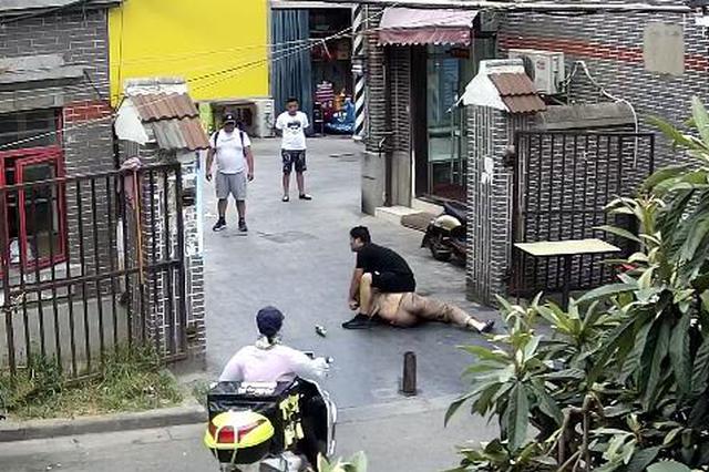 南京民警游玩途中心系案件 勇擒一在逃人员
