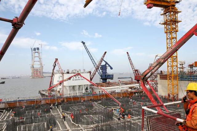 经8小时施工 沪通长江大桥首根斜拉索塔端挂设完成