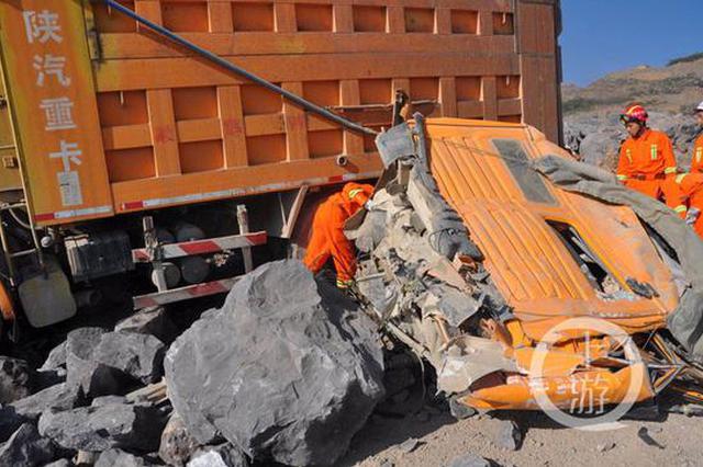 卡车刹车失灵司机跳车 追尾前车副驾被困车内