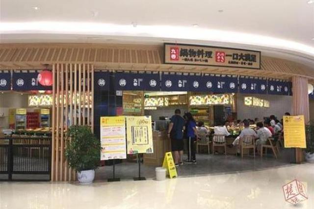 顾客火锅里吃出苍蝇要求免单 店长不答应一口吞下苍蝇