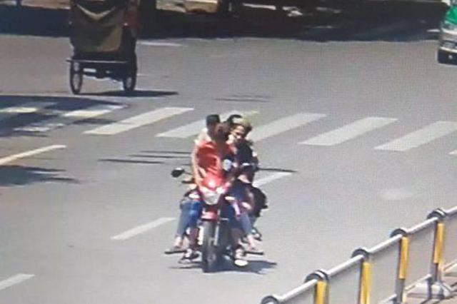 一辆摩托车上共坐7人 男子因无证驾驶被拘10天