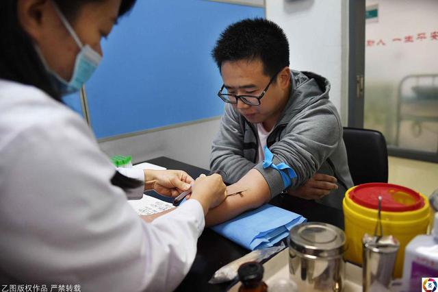 小区保安与业主打架后例行采血 竟是7年前命案嫌犯