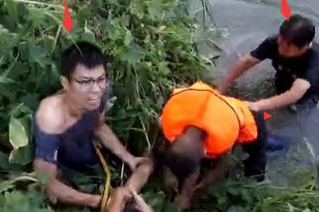 男子跳河僵持6小时不让人靠近 民警强行施救被抓伤