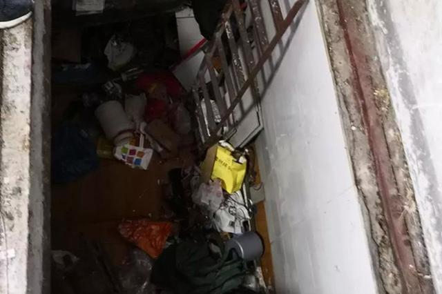 苏州一夫妻7万买下车库挖3米地窖 带老人孩子住10年