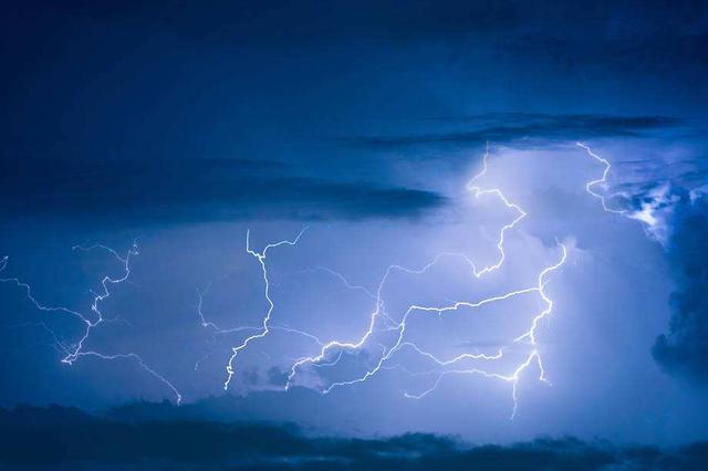 江苏周末分散性雷阵雨较多 仍有些闷热