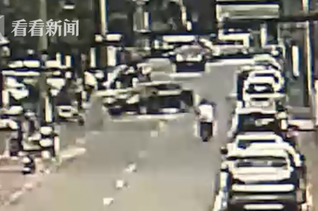 妻子被闺蜜推销保健品 丈夫不爽开车冲撞对方店铺