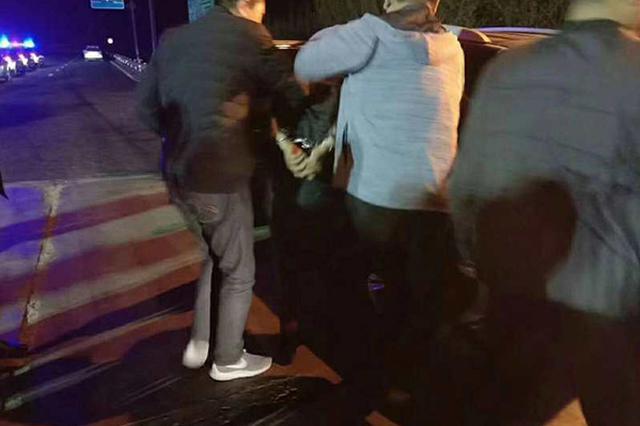 俩男子盯梢警车“不幸”跟丢 向便衣打探消息被抓