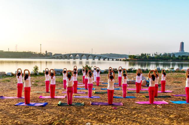 男子盗窃晨练大婶背包 环卫工一声呵斥把小偷吓退