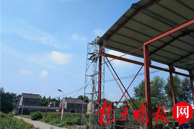 高温暴晒汗水滴到焊条上 男子高空作业被电击昏迷