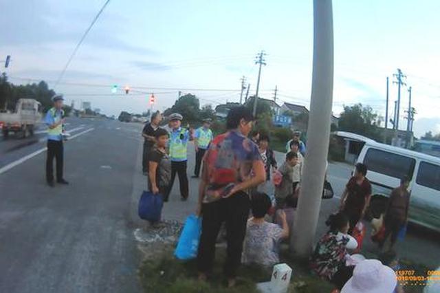 交警都被吓到了 一辆6座面包车竟然塞进了22个人