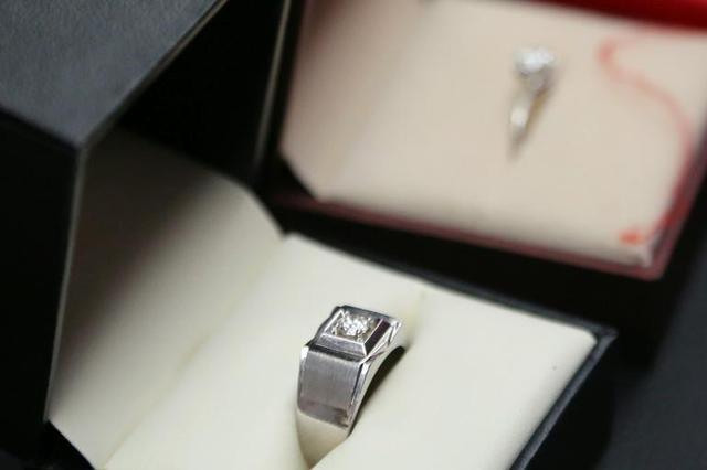 男子为妻买钻戒疑被掉包 商家:我们是欧洲标准