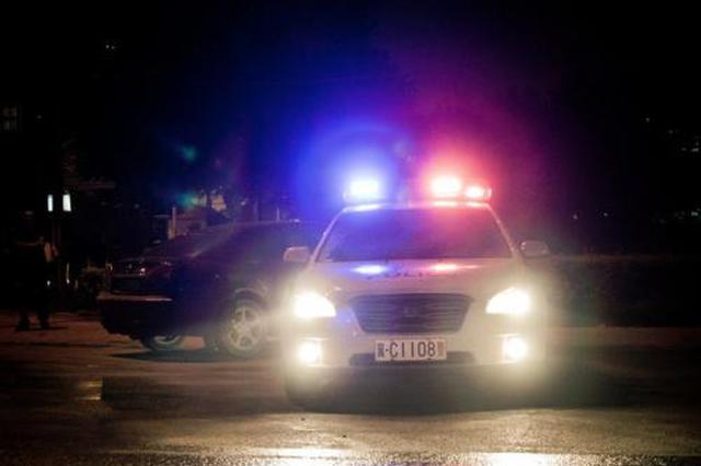 滴滴、美团回应一网约车冲撞警车：已封禁该司机