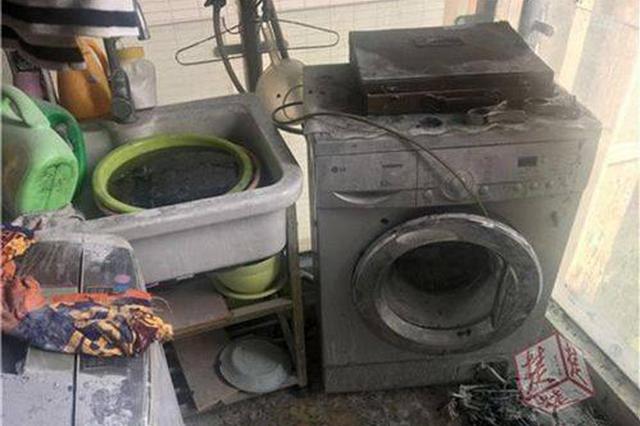 阳台上的棉絮突被点燃 疑似楼上住户乱烟头扔导致