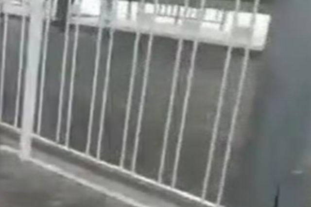 担心屋旁幼儿园电子围杆有辐射 男子私自剪断信号线