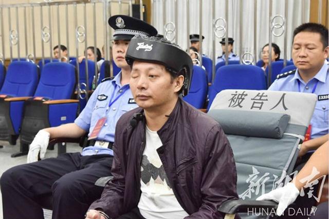 湖南一民警涉枪杀2人受审：被抓前自杀致伤 戴头盔出庭