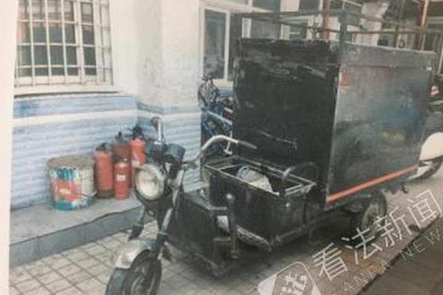 男子挟持他人化装“小铜人”拍照:日赚200全私吞