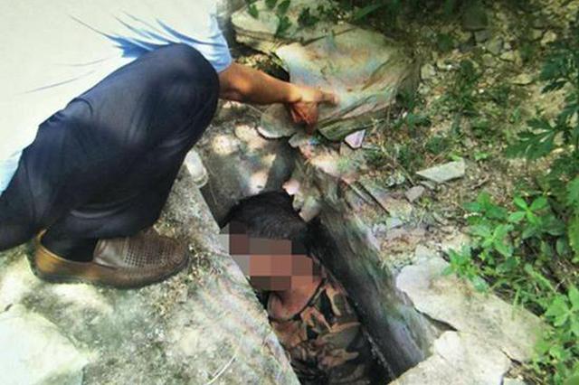 醉驾男子肇事逃逸 为躲民警自跳化粪池