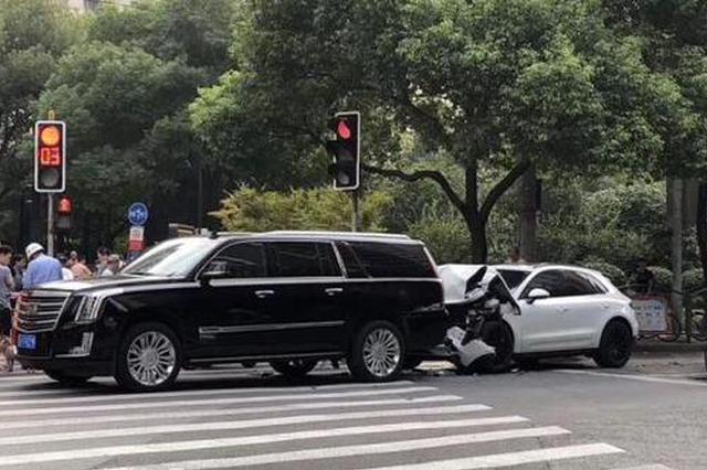保时捷追尾凯迪拉克 肇事司机为何下车就逃躺地拒检？