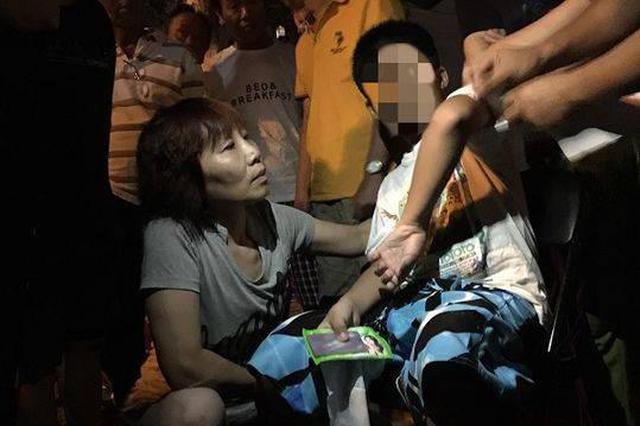 9岁男孩被汽车撞倒 起身后第一件事是跑去学校拿作业