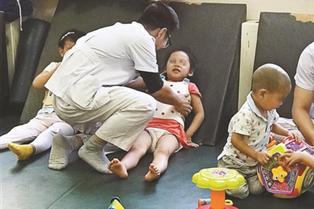 女童出意外致截瘫一天筹款60万 母亲退捐感动网友