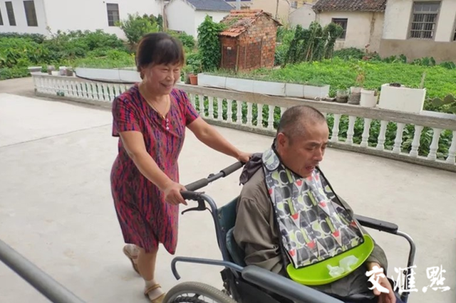 8年悉心照料唤醒植物人丈夫 启东农妇用爱创造奇迹