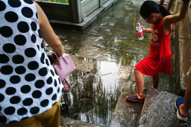 济南泉水直饮点引入扫码取水:此前有人一次接十多桶