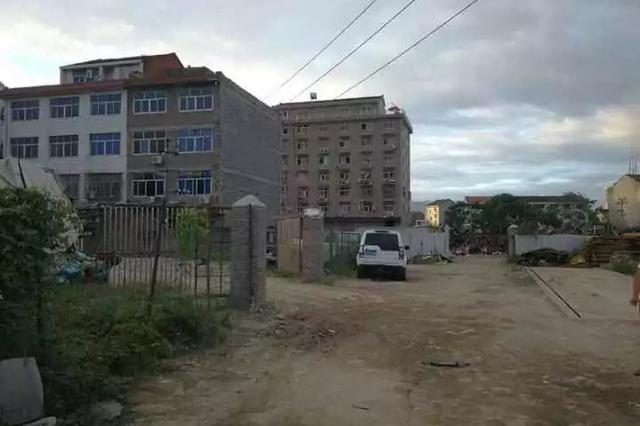 路虎被砸一袋现金被盗 小偷第二天自首：钱太多了