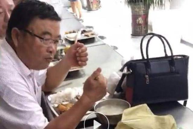 多名孩子抢青菜而老师独享鱼肉?学校回应:非我校