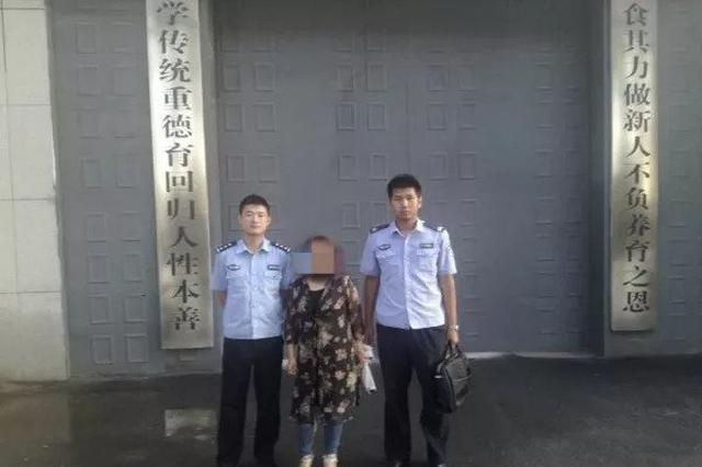 五旬女子酒后偷超市老板百元钱 民警执法她动口咬人