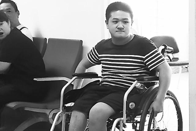 男孩患脆骨症骨折13次 坐轮椅上考上长江大学