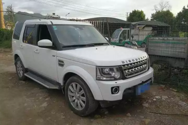 男子砸路虎车偷走一大袋现金 第二天自首:钱太多了