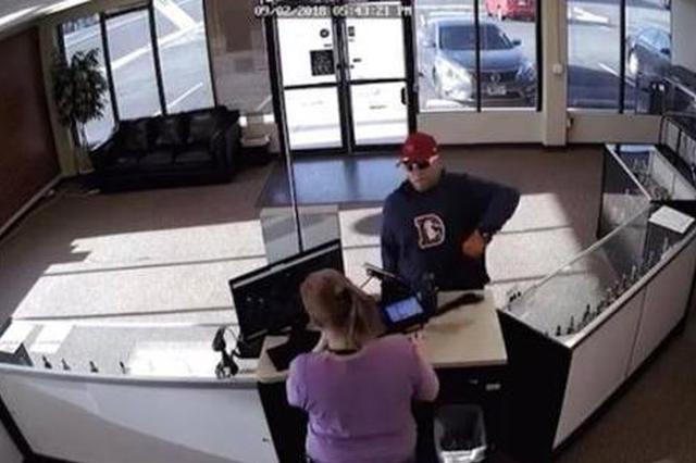 尴尬！美国一男子抢劫时枪脱手 见女店员捡起拔腿就跑