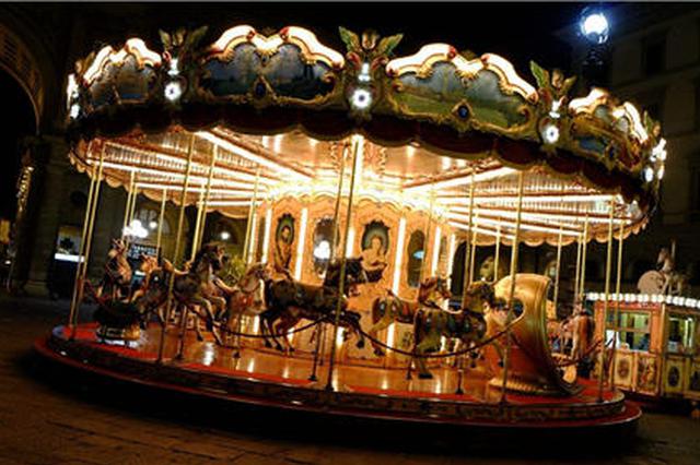 旋转木马未设护栏 行人撞上损失谁赔？