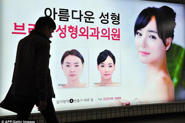 高中班里单眼皮女生全割双眼皮 家长:为将来做准备