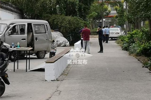 男子被拉出车暴打 逃脱后找来利器刺伤打人纹身男