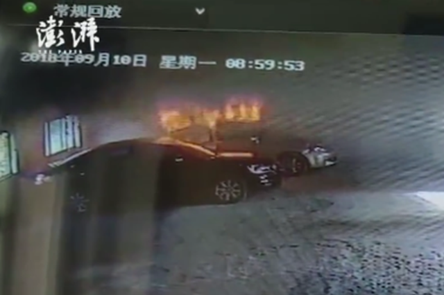 烧烤后熄灭木炭留车内 次日复燃毁两车