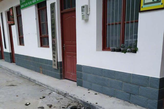 审讯中突然地震 嫌犯：哥快给我把手铐解开一起跑