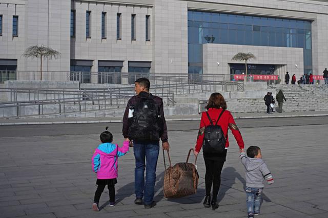 女子买火车票发现被列失信人名单 名下竟查出8家公司