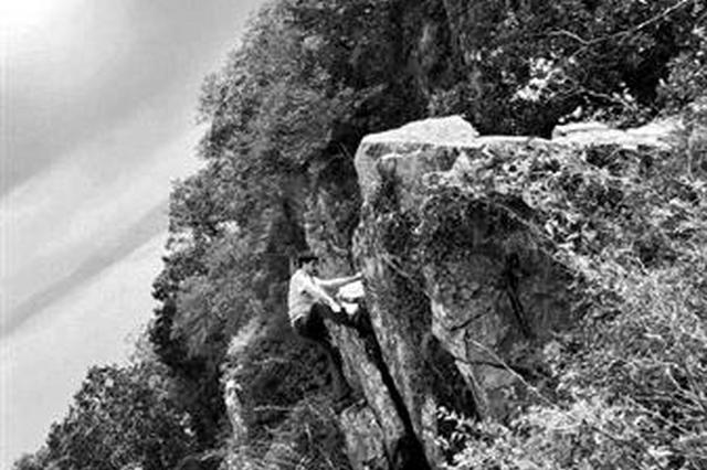 “飞檐走壁”捡垃圾 紫金山护林员用生命护绿