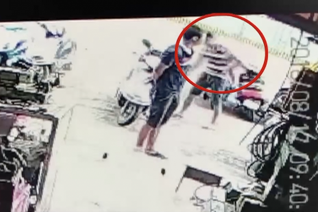 男子上午卖掉电动车下午偷回 店主:他连衣服都没换