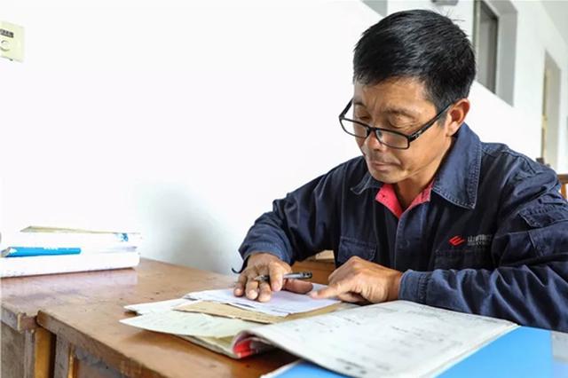 把一双儿女送进大学后 51岁泥瓦匠今年也成高校新生