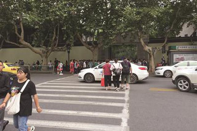 总统府前斑马线上人流如织隐患不少 交警：将增加护栏