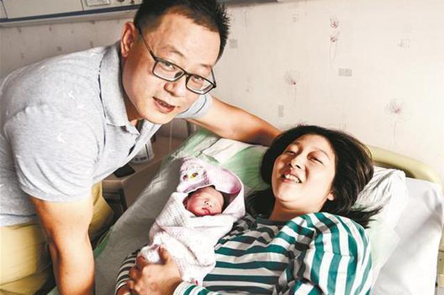 民警上班途中遇临产孕妇 送医途中私家车变“产房”