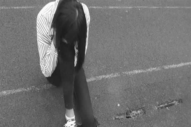 女生脚卡操场排水口疼得直哭 消防员用手抠松水泥