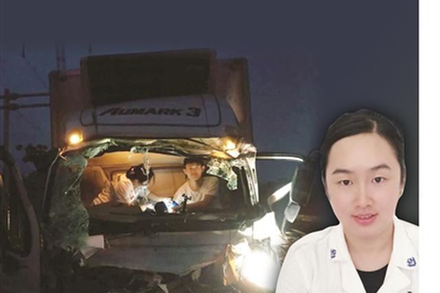 女护士“跪玻璃碴”给伤者输液 后方撞来一辆大货车